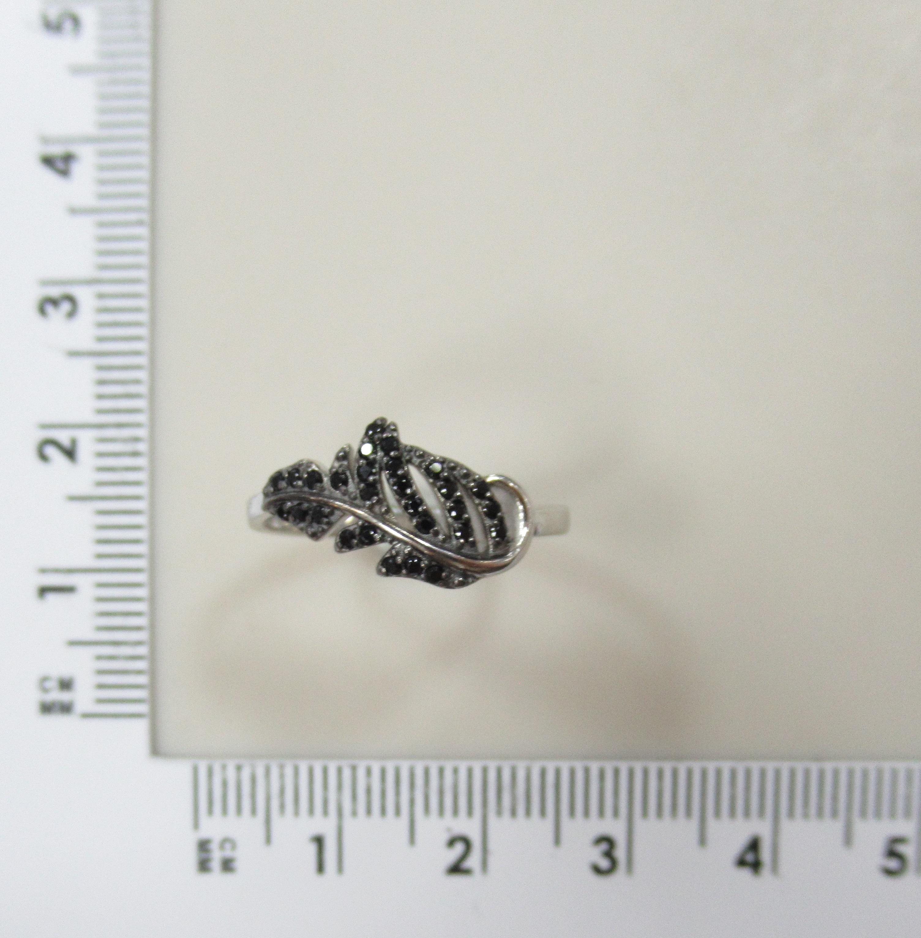 Серебряное кольцо со шпинелью "Перо"